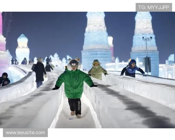 冰雪与海水碰撞，大连冬泳赛成激活“冷资源”样板。